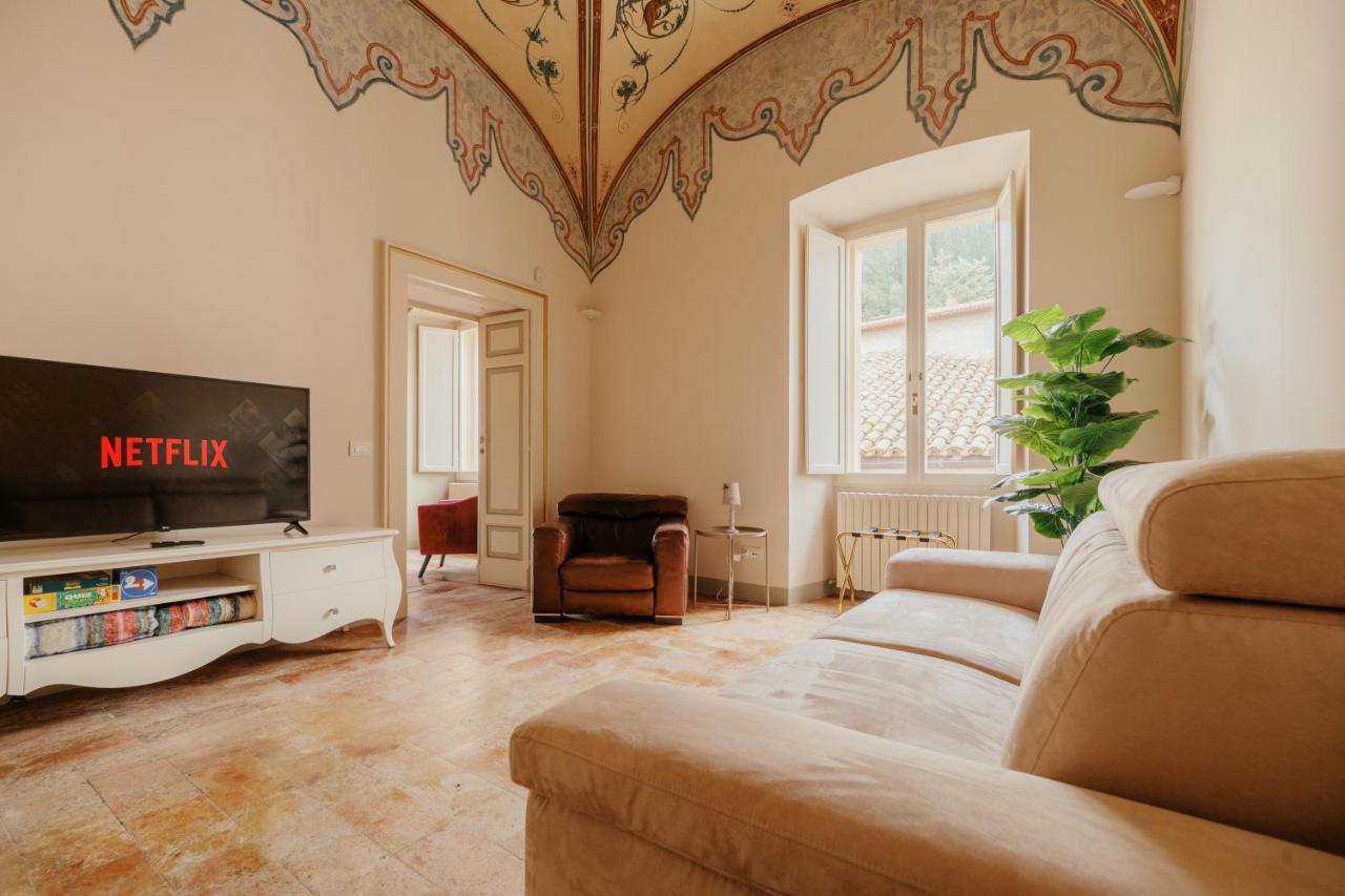 Sotto Gli Affreschi Del 1800 Con Colazione Inclusa Assise Extérieur photo