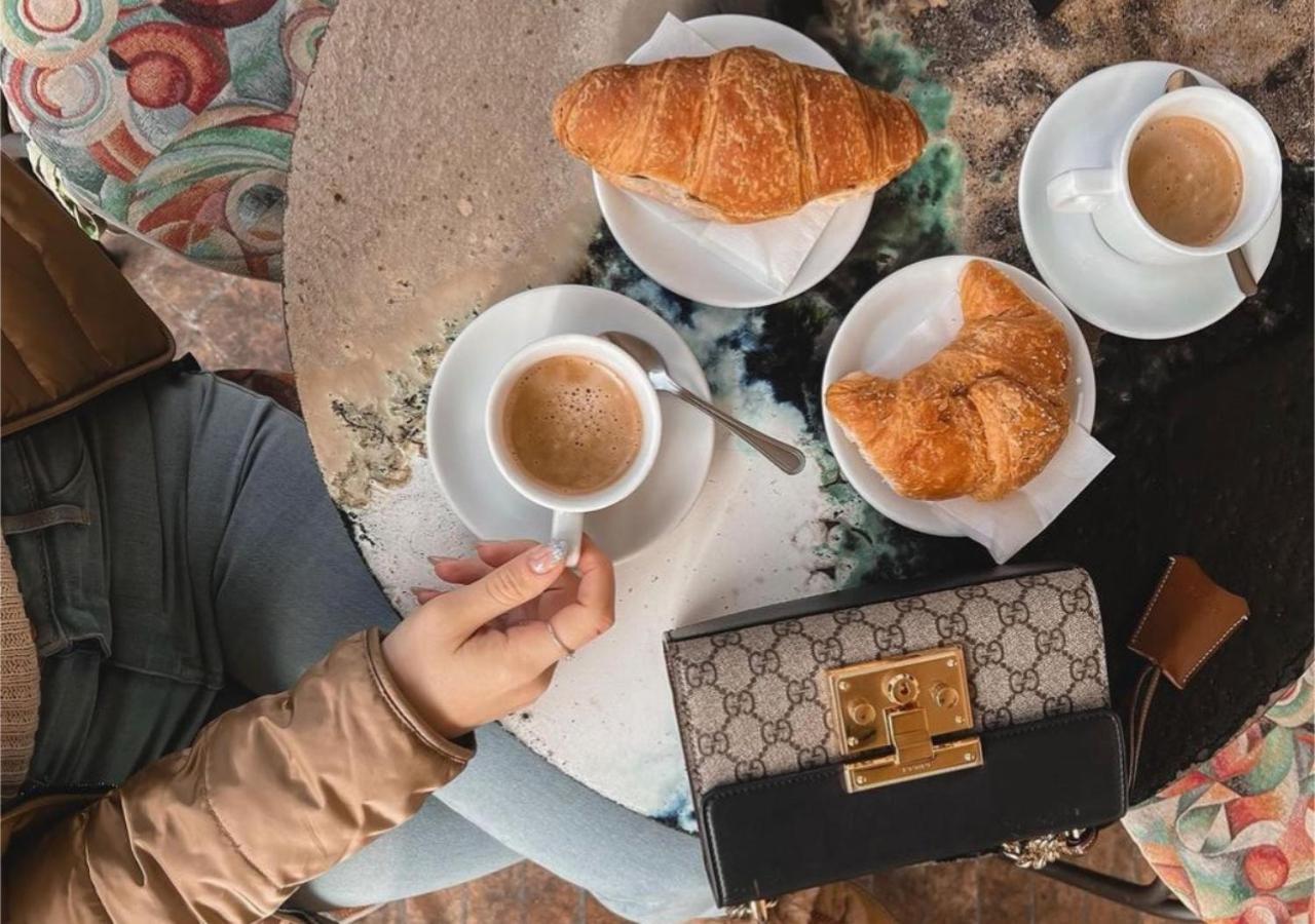 Sotto Gli Affreschi Del 1800 Con Colazione Inclusa Assise Extérieur photo